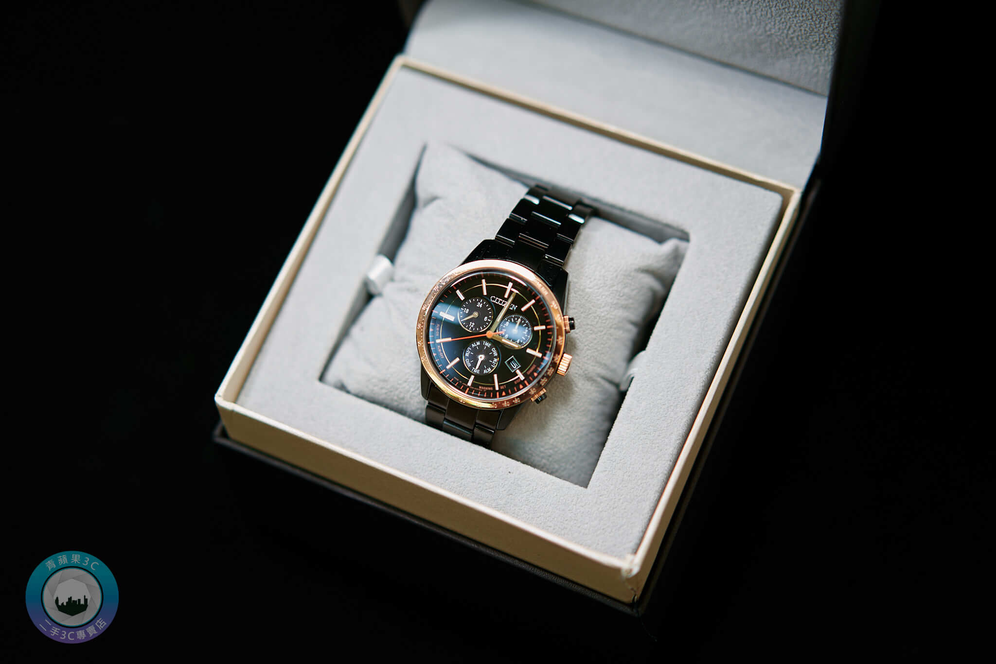 Citizen 高階計時手錶展示，搭配原廠盒裝與靠枕墊收納，於青蘋果3C拍攝實景