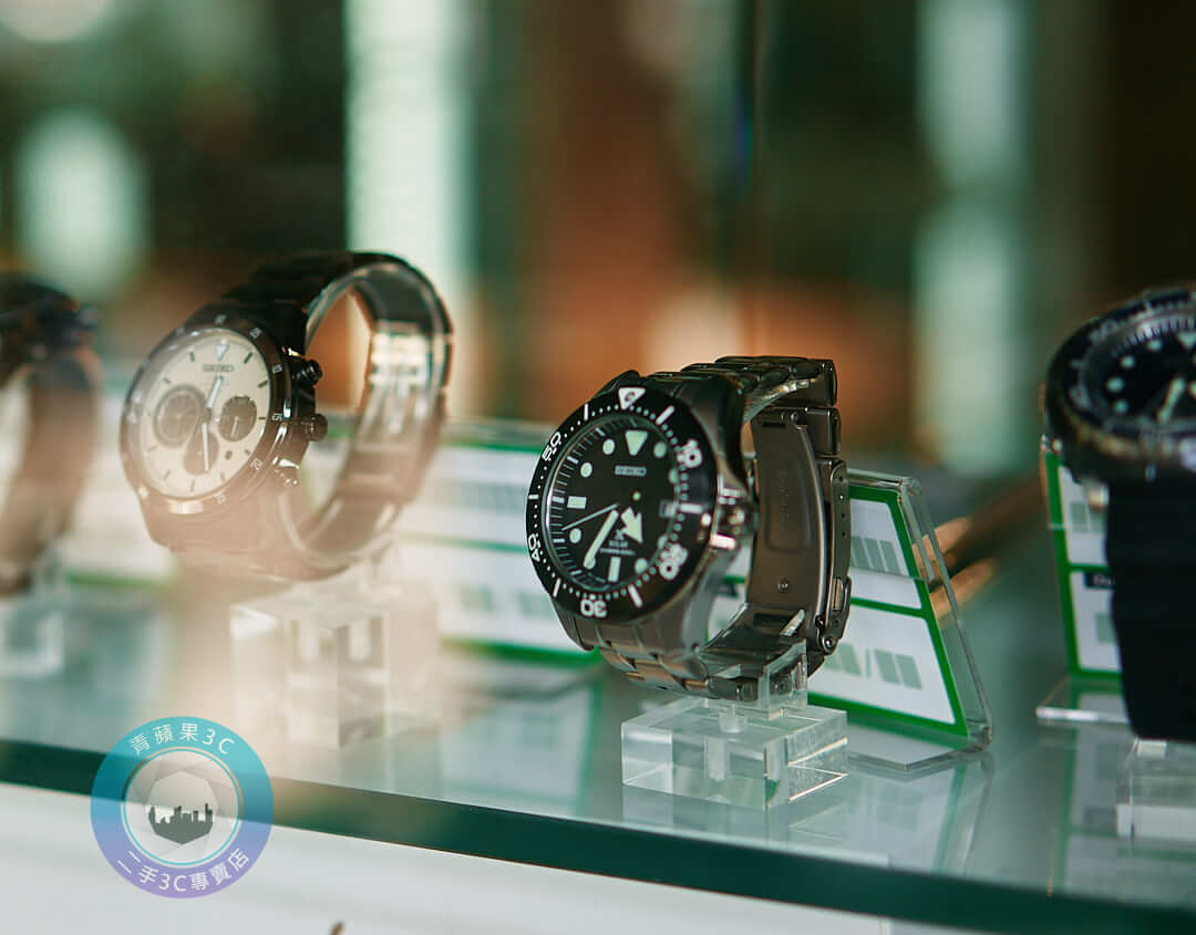 SEIKO 潛水錶與機械錶系列展示，於玻璃櫃中陳列，適合估價回收參考