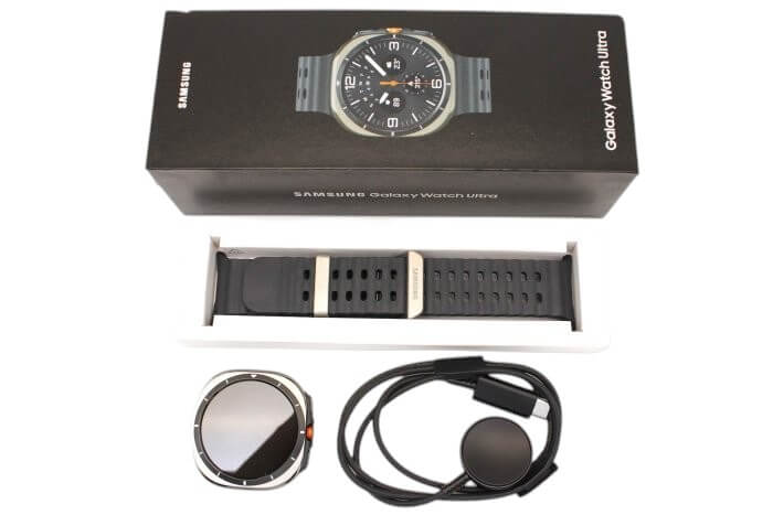 三星 Galaxy Watch Ultra 智慧手錶與完整配件實拍圖,用於二手收購展示