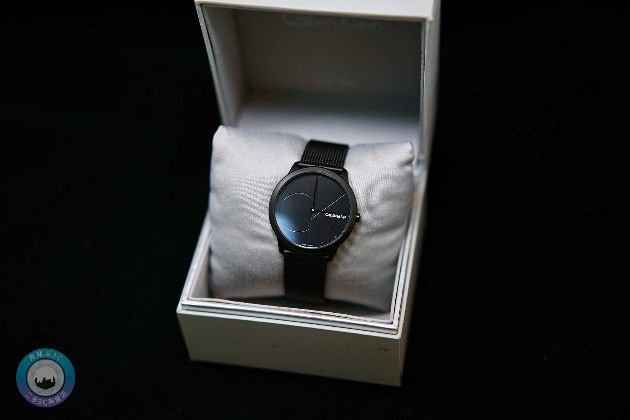 Calvin Klein 時尚黑色指針手錶含盒裝與錶枕，智慧穿戴與時尚兼具