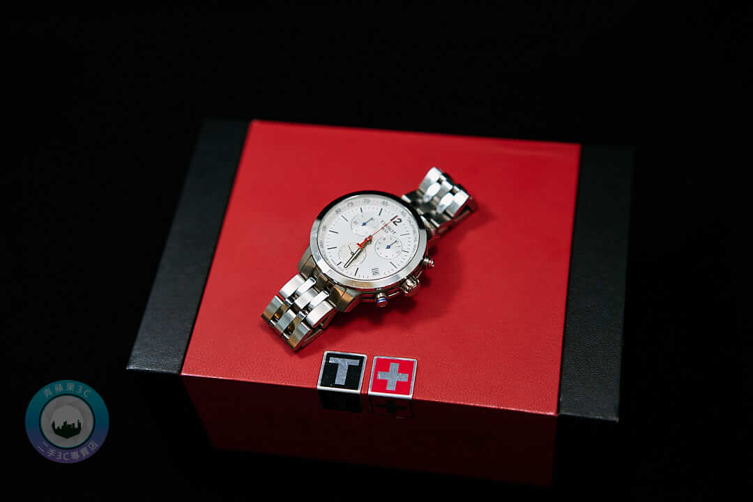 TISSOT 天梭三眼計時手錶展示於紅黑色品牌盒上，質感金屬錶殼設計