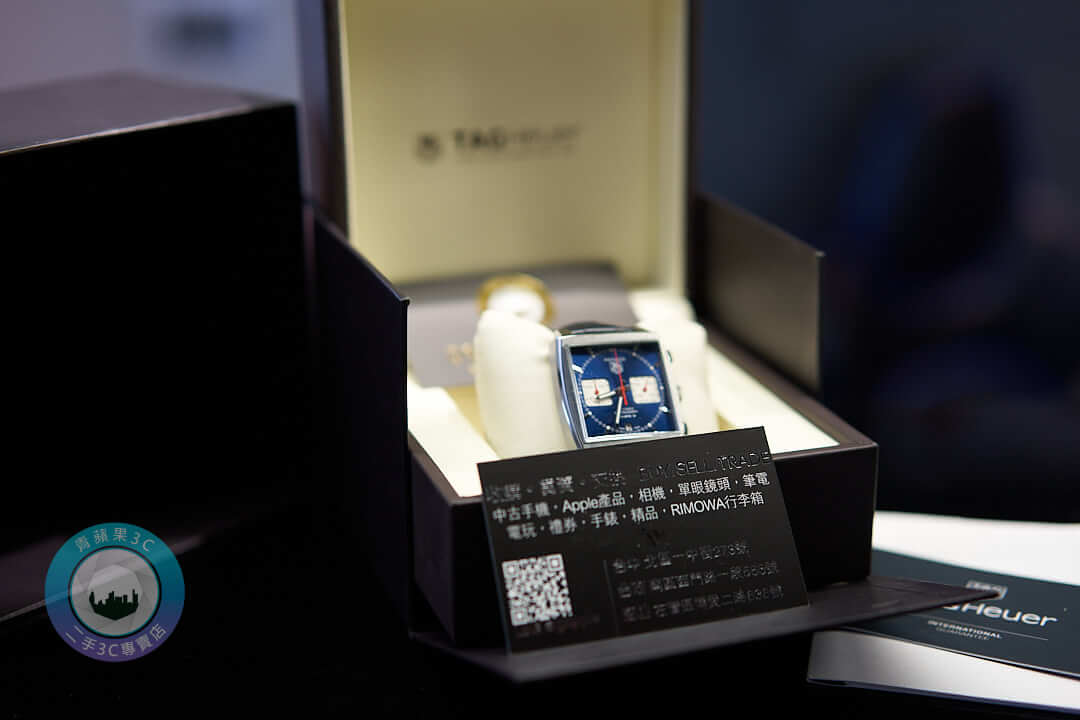 TAG Heuer 方形藍面手錶搭配品牌包裝，現場實拍專業展示畫面