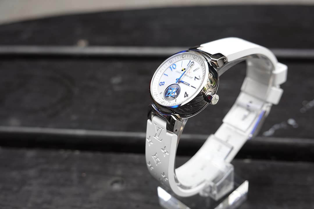 白色錶帶 Louis Vuitton 女性腕錶特寫