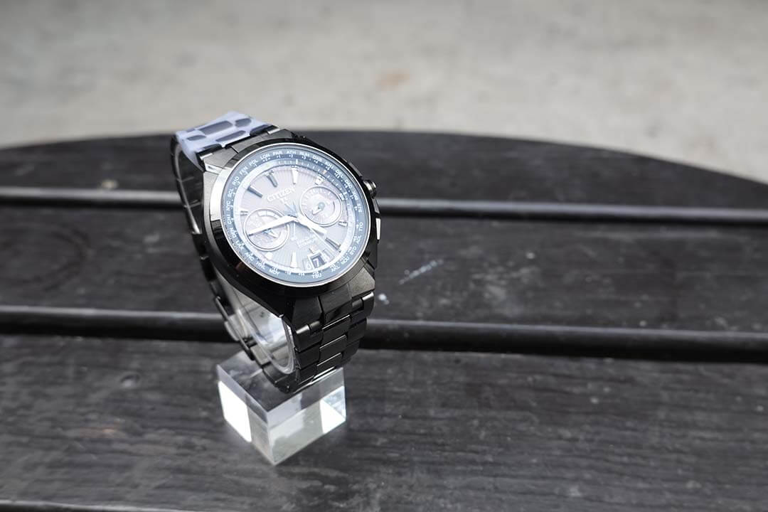 Citizen 黑色三眼航海錶實拍，金屬光澤錶殼搭配運動風設計，適合戶外使用