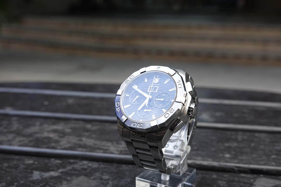 TAG Heuer 鋼殼藍面手錶實拍圖，精緻時標與旋轉錶圈展現專業風格